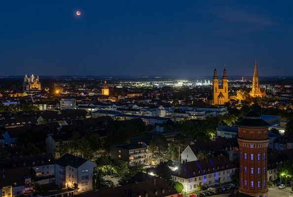 Blutond über den Dächern von Speyer