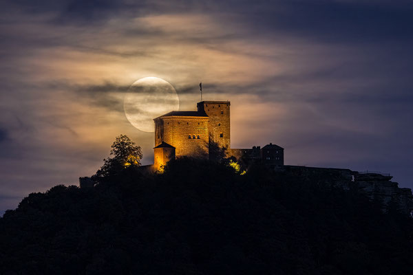 Vollmondaufgang hinter dem Trifels