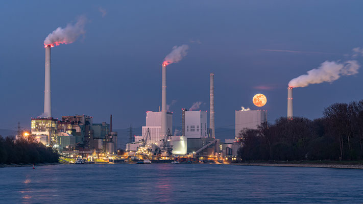 Vollmondaufgang hinter dem GKM