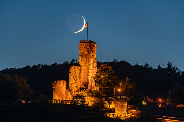 Monduntergang hinter der Wachtenburg