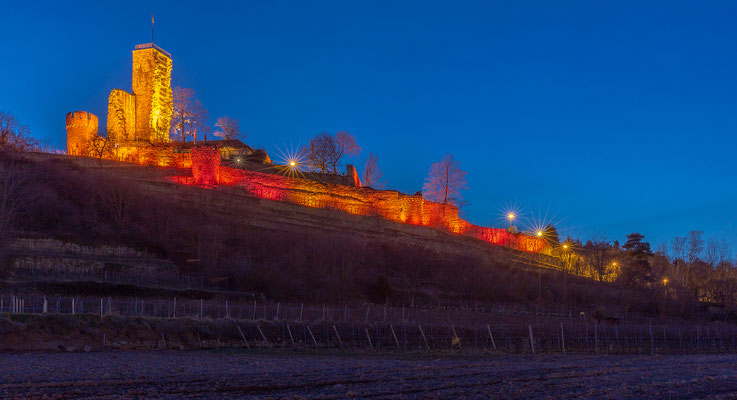Ruine Wachtenburg im besonderen Licht der "Rosa Wochen" zur Mandelblüte