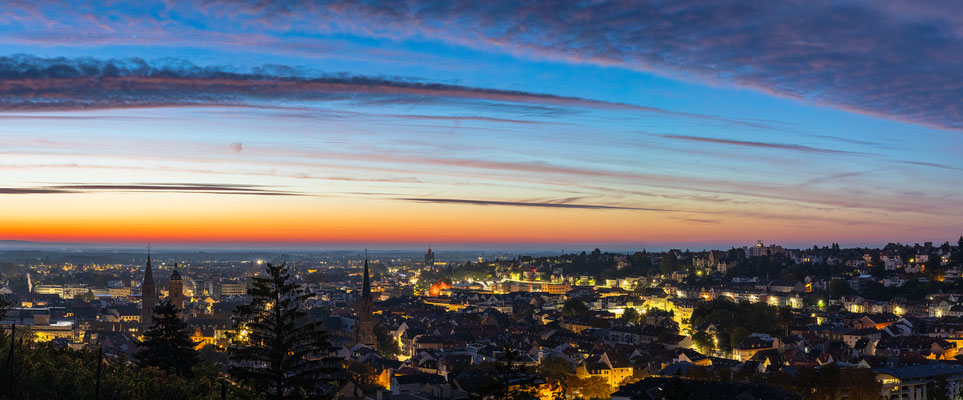 Schöner Sonnenaufgang über Neustadts Dächern
