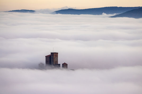Hoher Herbstnebel auf dem Rehbergturm