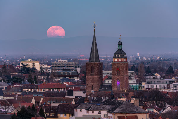 Vollmondaufgang über Neustadt