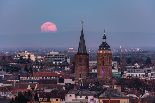 Vollmondaufgang über Neustadt
