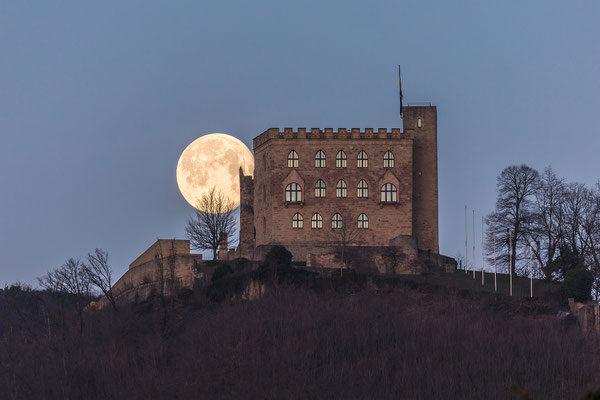 Vollmonduntergang hinter dem Hambacher Schloss