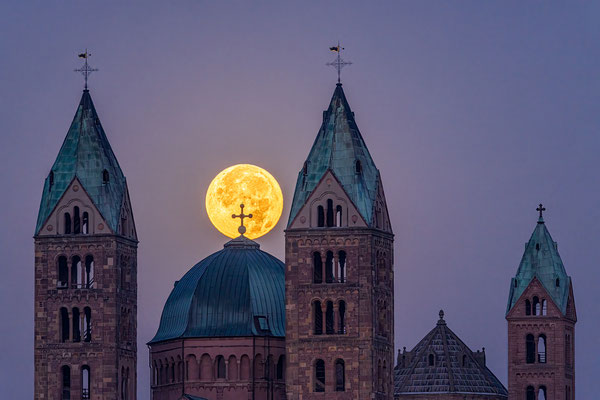 Vollmond hinter dem Speyerer Dom