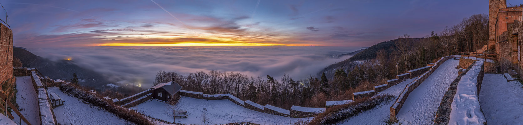 Winterlicher Sonnenaufgang an der Rietburg