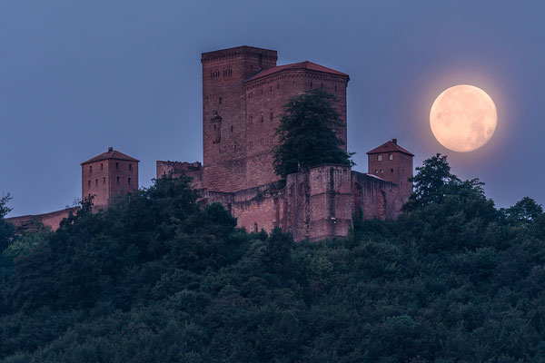 Vollmonduntergang hinter dem Trifels