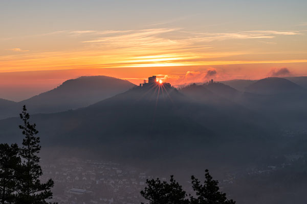 Dunstiger Wintermorgen am Sommerfels