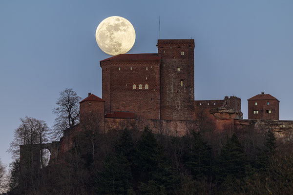 Vollmondaufgang hinter der Burg Trifels