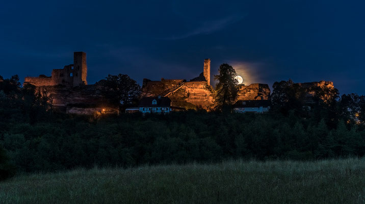 Vollmondaufgang hinter der Burg Altdahn