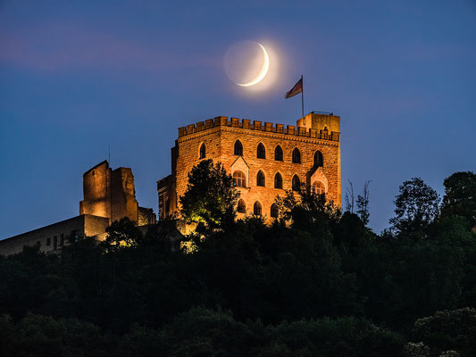 Monduntergang hinter dem Hambacher Schloss