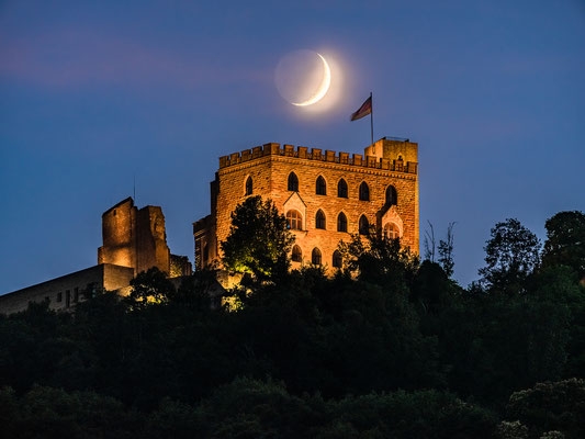 Monduntergang hinter dem Hambacher Schloss
