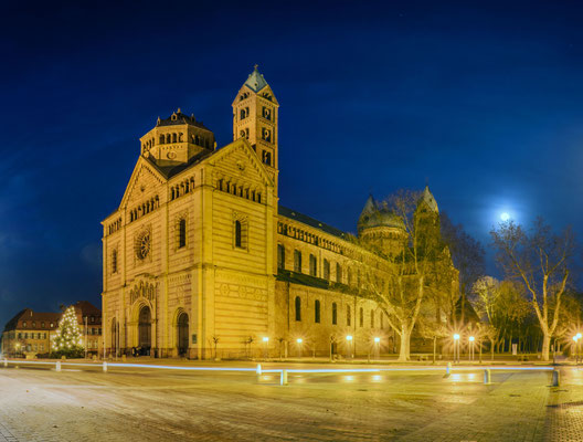 Vollmondaufgang hinter dem Speyerer Dom