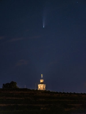 Komet Neowise hinter dem Flaggenturm