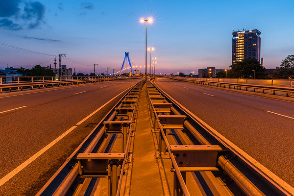 Pylonbrücke bei Ludwigshafen am Abend