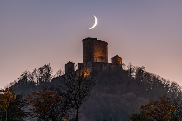 Monduntergang hinter der Burg Trifels