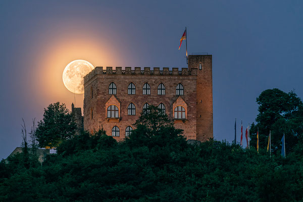 Vollmonduntergang hinter dem Hambacher Schloss