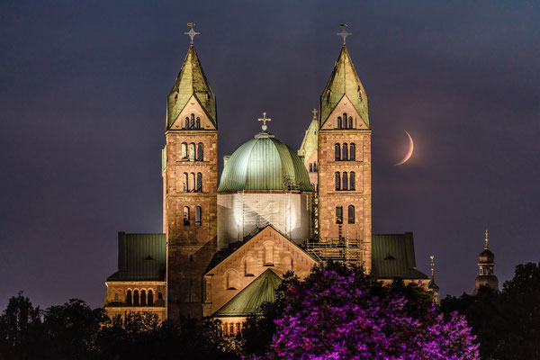 Sichelmond hinter dem Speyerer Dom