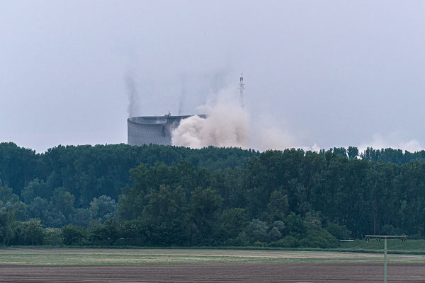 Sprengung der Kühltürme des Kernkraftwerks Philippsburg