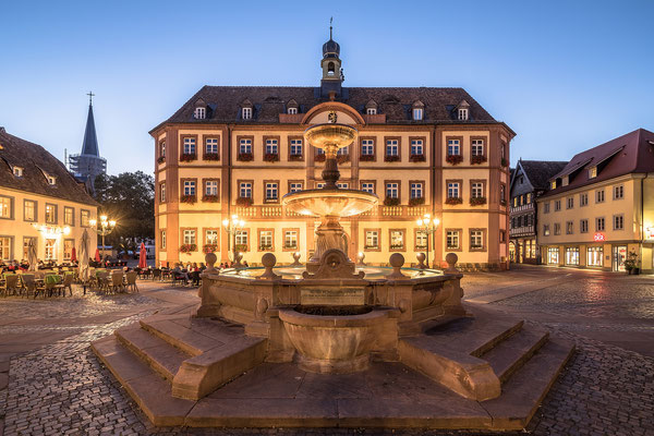 Marktplatz und Königsbrunnen in Neustadt