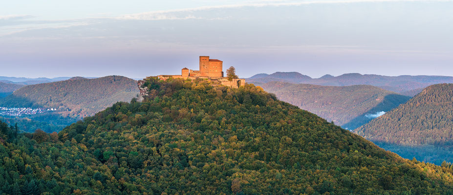 Burg Trifels im ersten Sonnenlicht