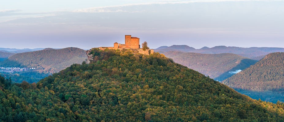 Burg Trifels im ersten Sonnenlicht
