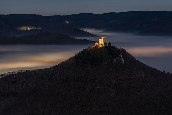 Mondlicht und Nebel auf dem Rehbergturm