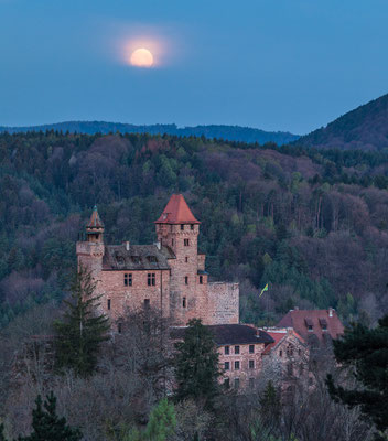 Vollmonduntergang hinter Burg Berwartstein