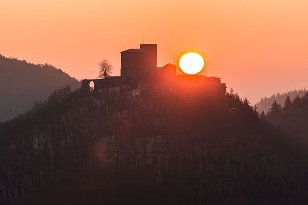 Sonnenaufgang direkt hinter der Burg Trifels