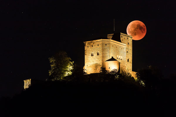 Blutmond hinter dem Trifels