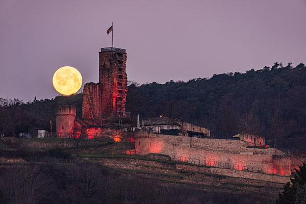 Vollmonduntergang hinter der Wachtenburg