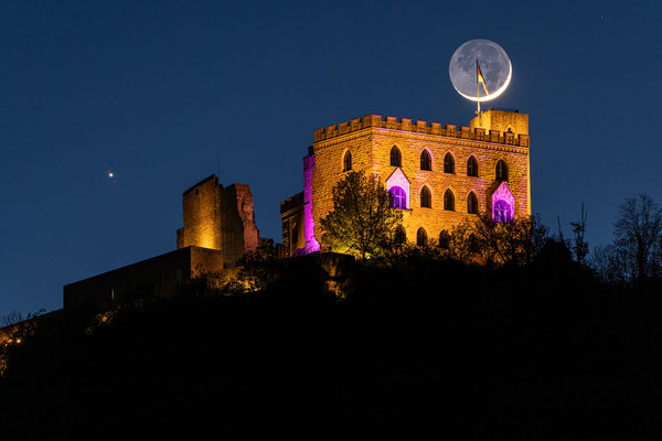 Sichelmond und Jupiter hinterm Hambacher Schloss
