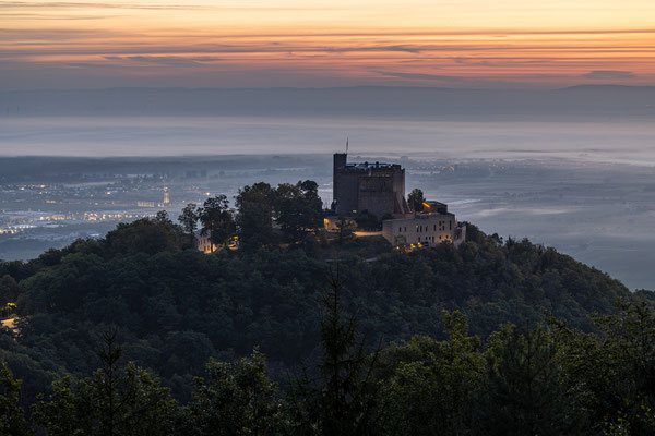 Frühmorgens über dem Hambacher Schloss
