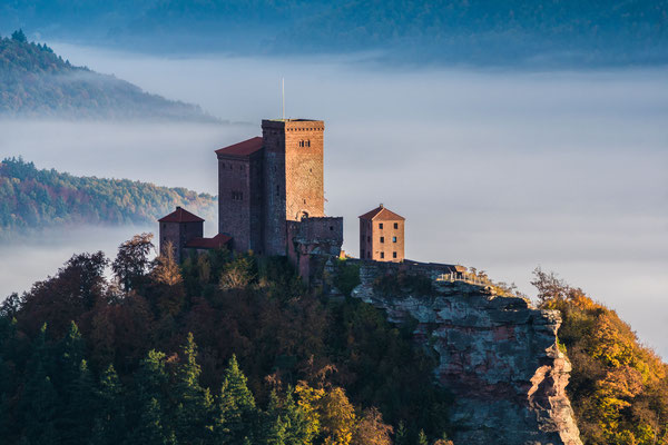 Burg Trifels in buntem Laub und Nebel