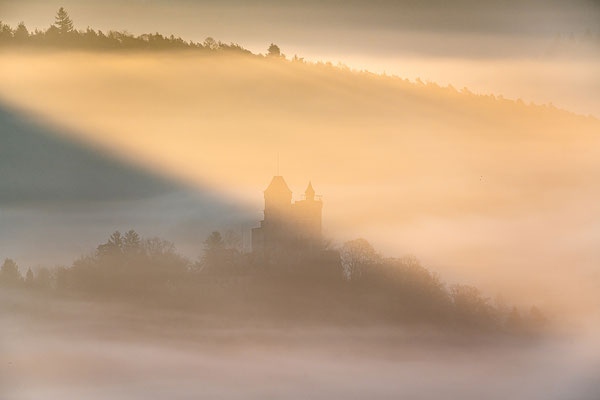 Burg Berwartstein im Morgennebel