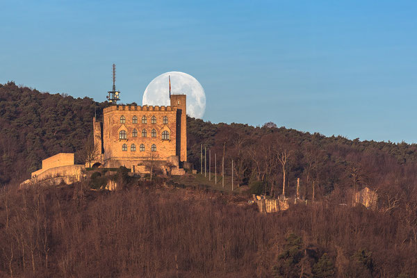Vollmonduntergang hinter Hambacher Schloss und Kalmit