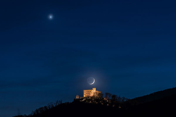 Venus und Sichelmond am Hambacher Schloss