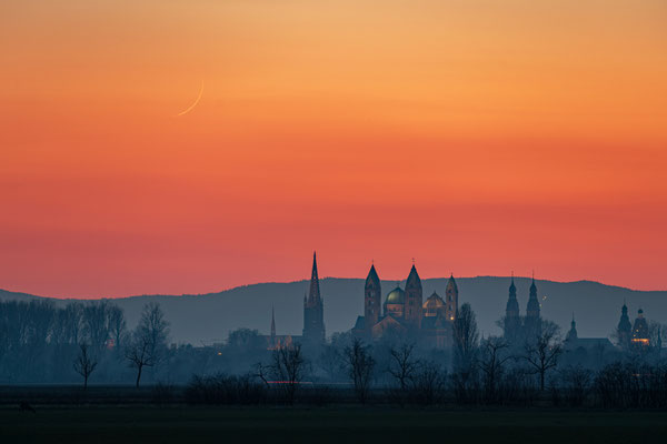 Untergang des Sichelmondes hinter dem Speyerer Dom