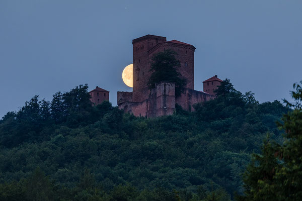 Vollmonduntergang hinter dem Trifels