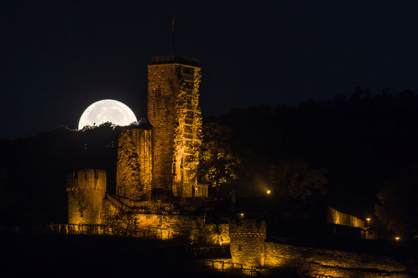 Vollmonduntergang hinter der Wachtenburg
