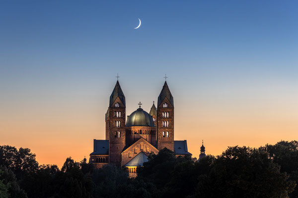 Sichelmond hinter dem Speyerer Dom