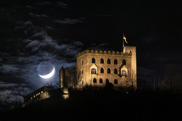 Untergehender Sichelmond hinter dem Hambacher Schloss