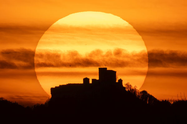 Sonnenuntergang hinter der Burg Trifels