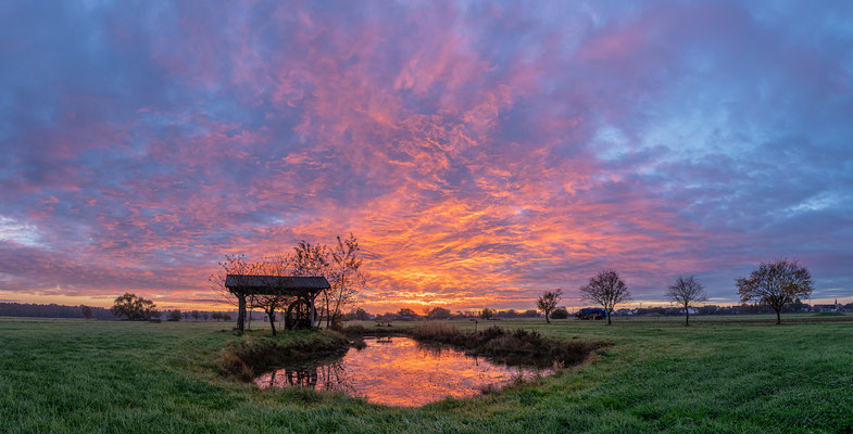 Farbenfroher Sonnenaufgang bei Ottersheim