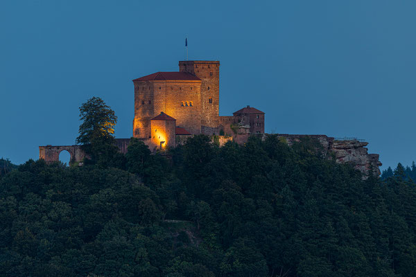 Vollmondaufgang über der Burg Trifels