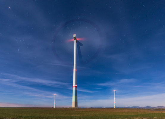 Windräder bei Offenbach im Vollmondlicht
