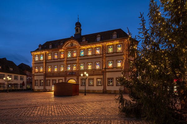 Beleuchteter Adventskalender am Rathaus