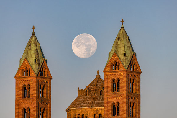 Vollmonduntergang am Speyerer Dom